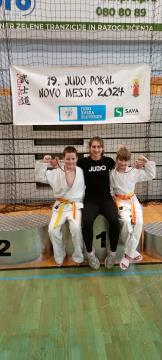 Trenerka Tjaša s tekmovalcema Rokom in Lino